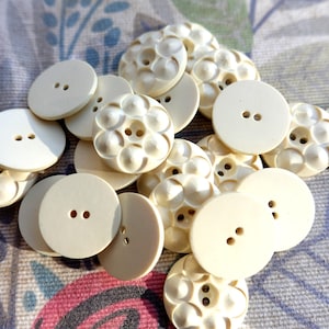 10 Antique vintage flower buttons, white flower plastic buttons 15mm, artisian sweet buttons