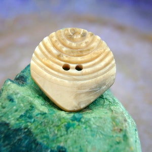Plastic buttons, 6 buttons, imitation of wood, antique vintage buttons 25mm