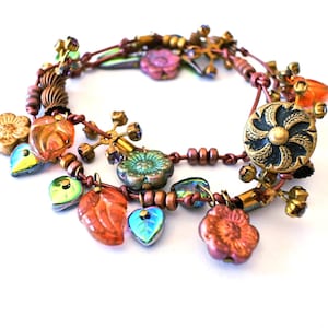 Collar de flores de cristal checo: joyería vintage con botones y cordón de cuero