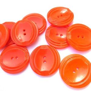 6 Vintage Knöpfe aus Kunststoff, einzigartig kräftiges Orange mit Muster, 27 mm