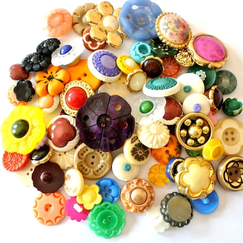 70 Flower buttons, vintage and antique plastic buttons