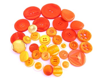 Botones de plástico vintage amarillo-naranja: formas antiguas surtidas, 33 unidades.
