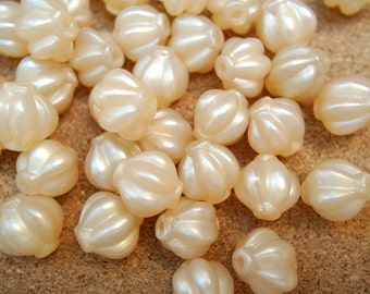 10 Vintage beads pearlized white lucite plastic 14mmX13mm