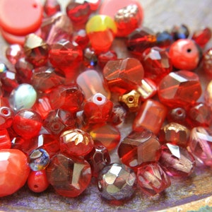 Mezcla de cuentas de vidrio, 50 gramos, todas son cuentas checas de alta calidad en una gama de tonos rojos.