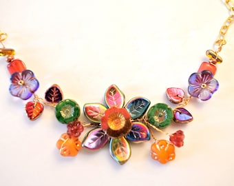 Ketting 18 inch gemaakt van glas Tsjechische bloemen en bladeren, kralen op draad, in elkaar gedraaid met de vrije hand