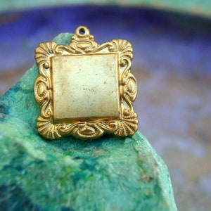 Vintage pendant cameo setting square 21mm metal stamping with trim edge