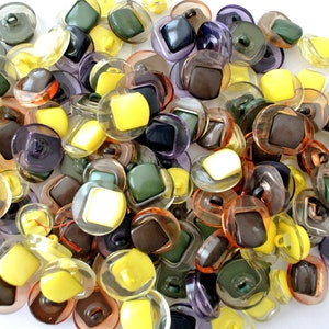 125 Antique vintage plastic buttons, unique package few sizes and colors same design