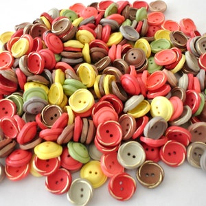 125 Antique vintage plastic buttons, few sizes and colors same design, sweet buttons 14mm