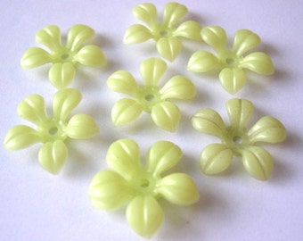 15 Vintage flowers beads beads green flexible plastic RARE, 24mm