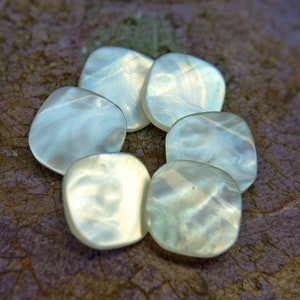 Guziki, guziki plastikowe vintage, guziki kwadratowe z perłowym białym trzonkiem 18 mm/Sa21-wybierz ilość