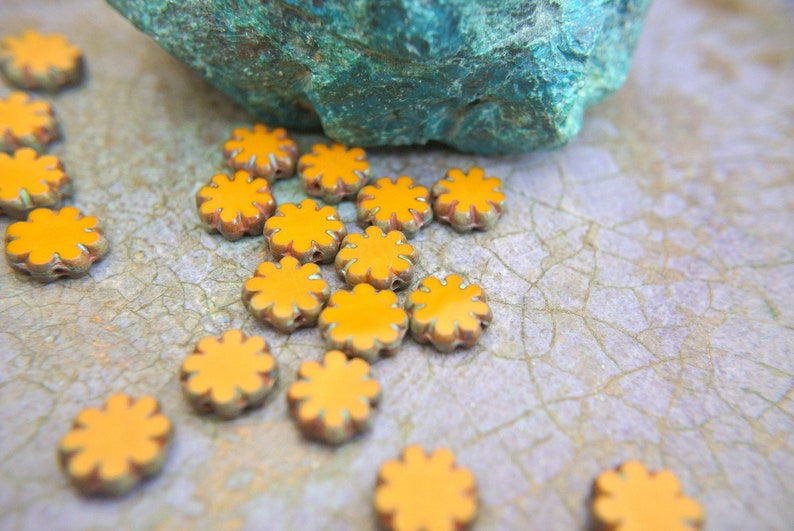 15 Flowers glass beads unusual color and design CZECH 9mm