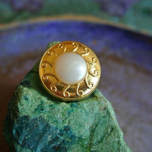 Buttons, Vintage plastic buttons gold color with white center, 6 buttons, 25mm
