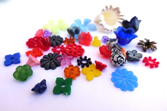 ヴィンテージ ルーサイト フラワービーズ：38 デザイン、希少ビーズ