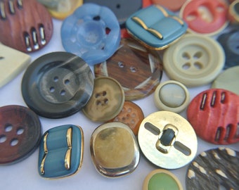 Buttons! 100 pcs Mixed lot of Old-Vintage Buttons - all types and sizes