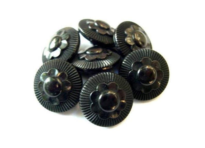 10 Vintage flowers plastic button black 15mm image 1