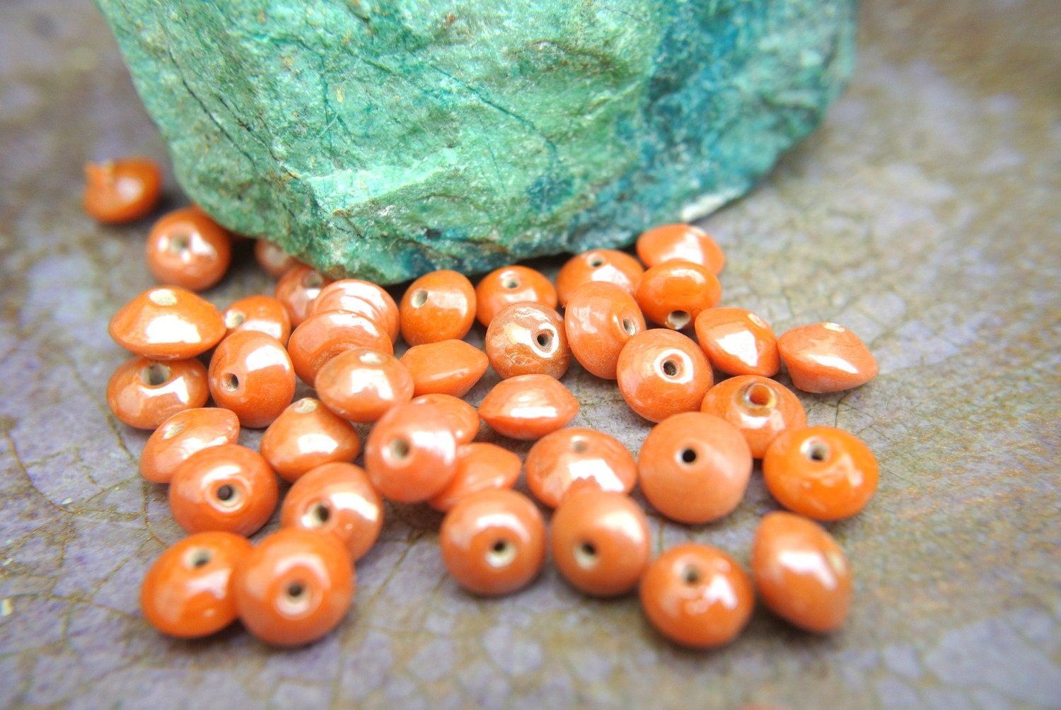 ヴィンテージオレンジガラスビーズ25個（7mm×4.5mm） - Etsy 日本