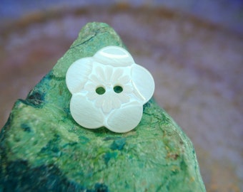 60 Vintage buttons, white buttons flower design, with white trim pentagram painted on it 20mm- /Sa204