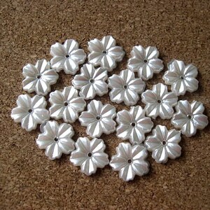 30 Flowers beads perelized white plastic 13mm image 3