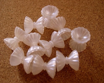 15 Vintage beads pearlized white lucite plastic rare shape