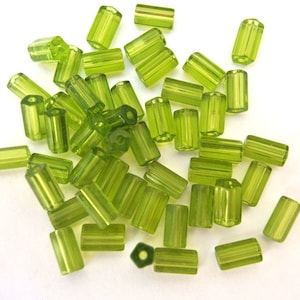 ヴィンテージグリーンガラスビューグルビーズ40個：ファセットチューブビーズ、6mm