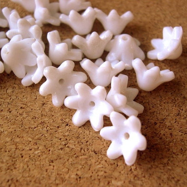 25 Flowers beads, white, lucite, vintage 10mm