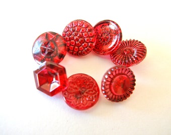 7 boutons en verre vintage, peints à la main dans une teinte rouge 14mm, 7 motifs, tchèque