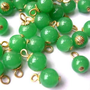 15 Vintage green glass dangling beads 7.5mm