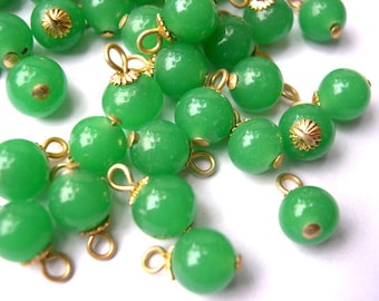 15 Vintage grüne Glasperlen 7,5 mm baumelnd