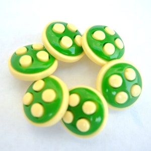 6 Vintage buttons, plastic buttons green with cream dots 17mm