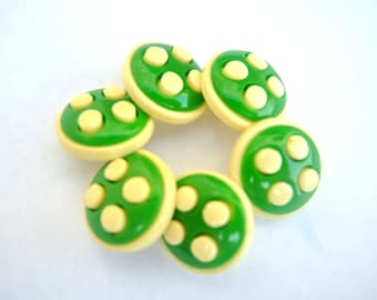 6 Vintage buttons, plastic buttons green with cream dots 17mm