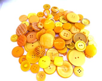 Botones de plástico amarillo vintage: Surtido de artículos de costura antiguos