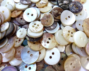 アンティークおよびヴィンテージの貝殻ボタン、マザーオブパールボタン、各種小サイズ40個