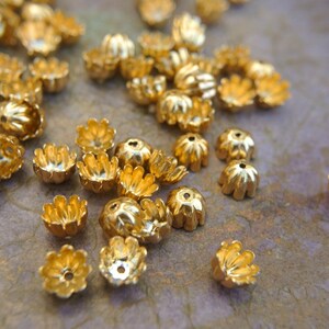30 VINTAGE flower cap beads, gold plaited metal design 7mmx5mm height