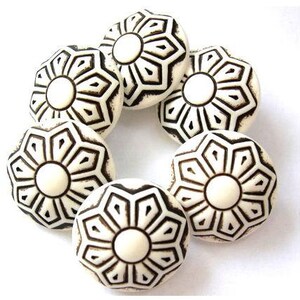 6 Botones de flores vintage de plástico blanco con diseño de flores de 23 mm