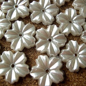 30 Flowers beads perelized white plastic 13mm image 1