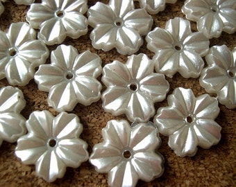 30 Flowers beads perelized white plastic 13mm