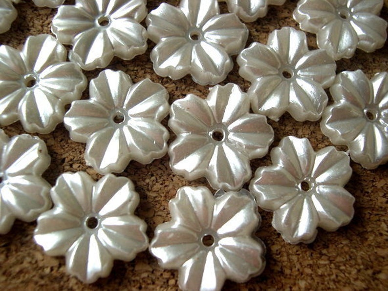 30 Flowers beads perelized white plastic 13mm image 1