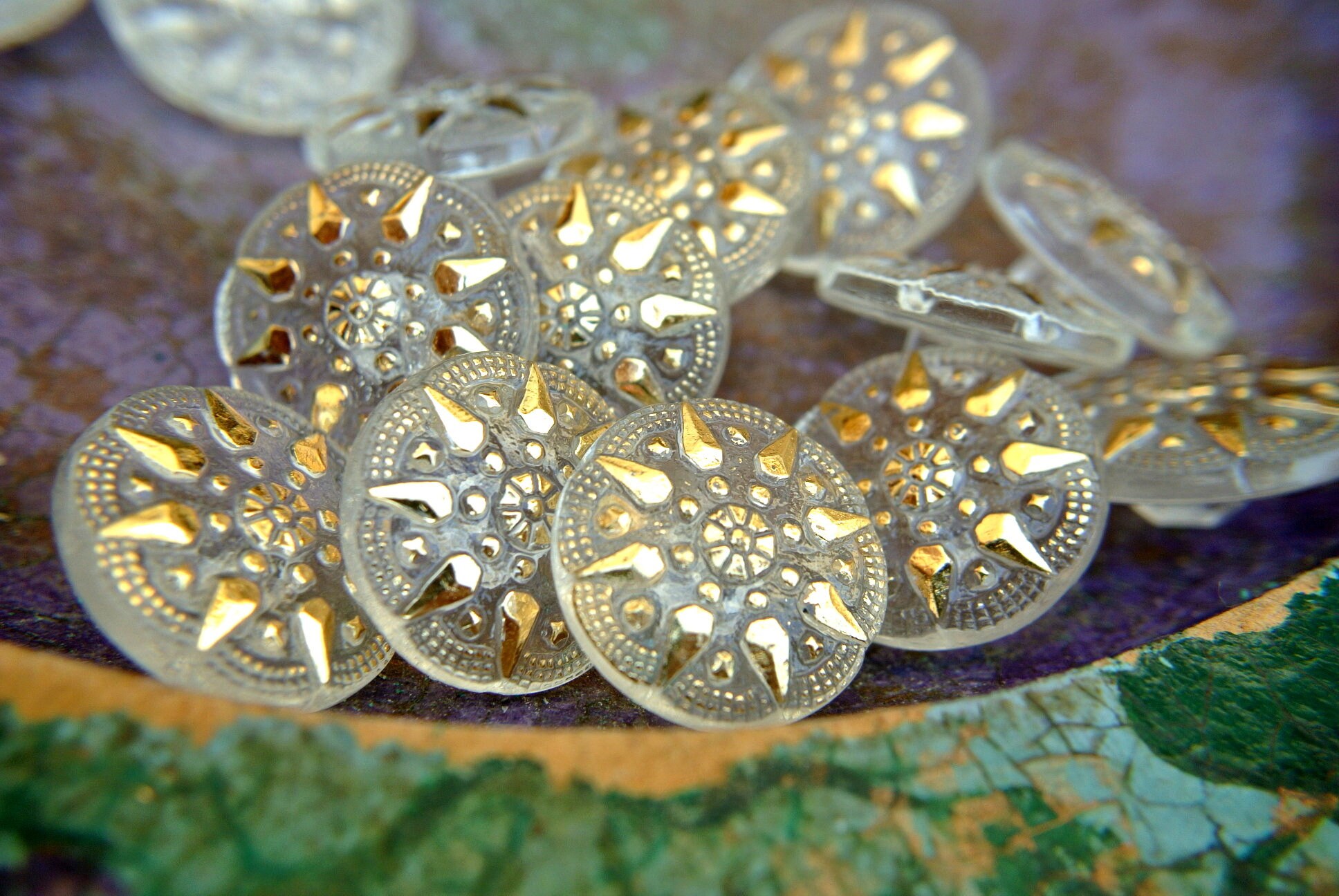 Botones, 60 botones de flores vintage con ribete grabado en oro