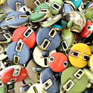 140 Antique vintage plastic buttons, unique package few sizes and colors same design