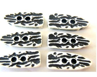 6 Vintage Kunststoff Knöpfe weiss mit schwarzer auffälliger Form, 25mmx10mm