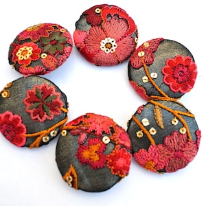 6 Embroidered Lace Fabric Buttons: Vivid Floral, 38mm
