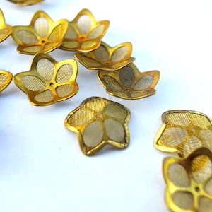 10 Flower beads, gold color metal. vintage, 15mm, UNIQUE RARE