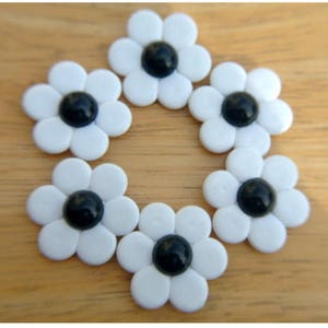 6 Botones de flores vintage de plástico de 26 mm, color blanco con negro