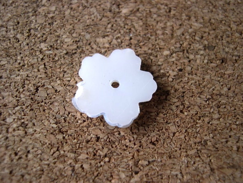 30 Flowers beads perelized white plastic 13mm image 5