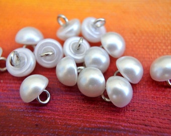 10 Boutons, boutons neufs, petits boutons blancs nacrés 9mm, peuvent servir de perles