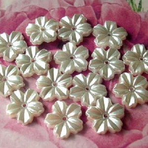 30 Flowers beads perelized white plastic 13mm image 2