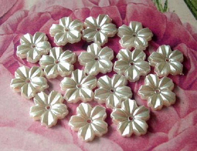 30 Flowers beads perelized white plastic 13mm image 2