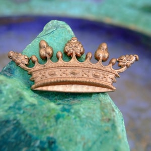 Vintage copper metal stamping crown 40mmx18mm