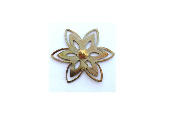 Broche Fleur En Métal Doré Filigrané Avec Pierre - Bijou Occasion En Bon état