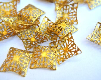 10 square beads, inside flower design, brass color metal, vintage dangling and connector beads 14mm